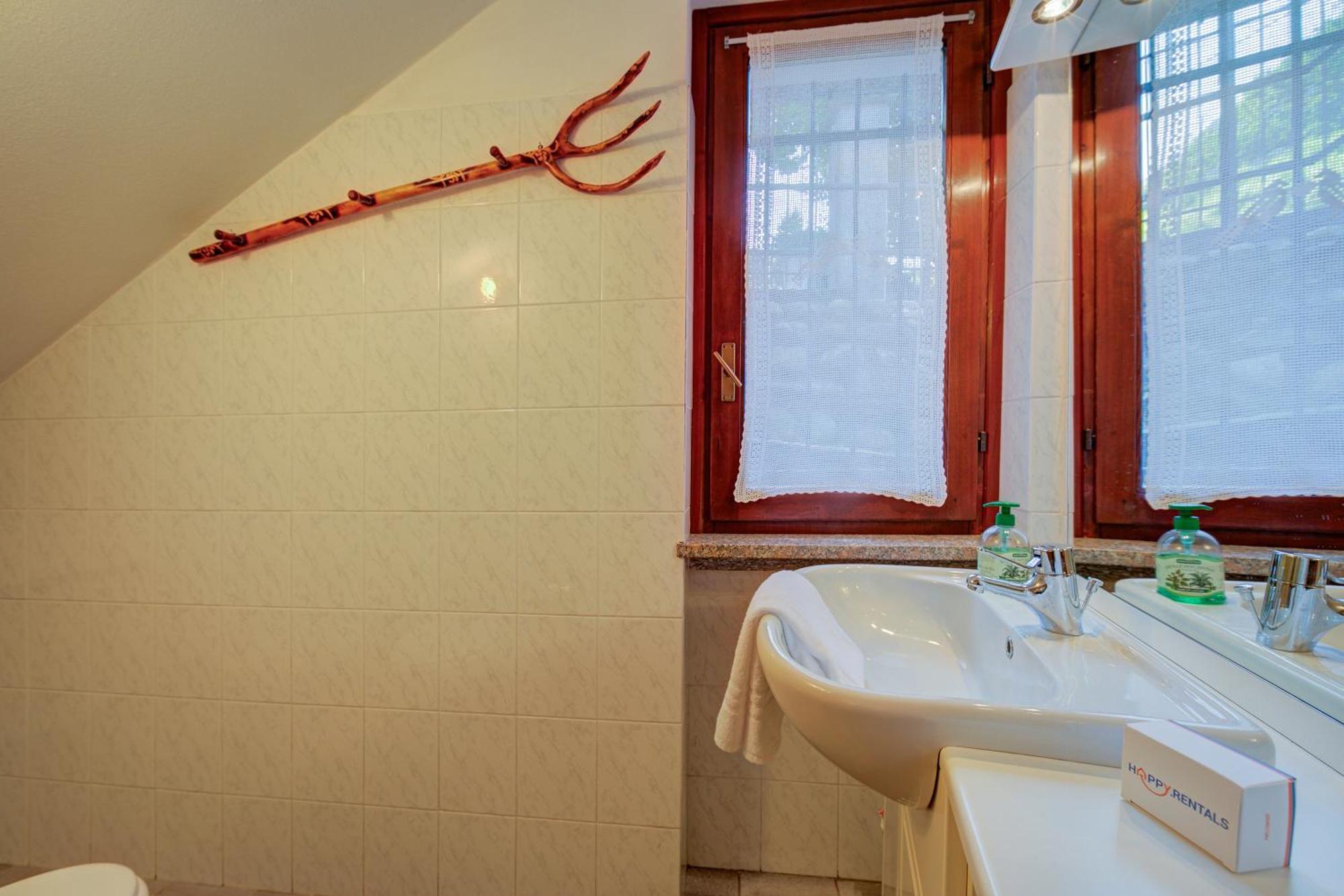 Villa Il Castagno Few Min From Beach - Happy Rentals Castelveccana Exteriér fotografie